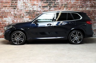 BMW X5 xDrive40i High Executive M Sport Pakket Automaat  / Live Cockpit Professional / Adaptive Air Suspension / Panoramadak Sky Lounge / Bowers & Wilkins / Active Steering / Comfortstoelen / Laserlight / Crafted Clarity / 22 Inch / Leder / M Sportremsysteem / 4