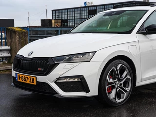 Skoda Octavia Combi 1.4 TSI RS iV PHEV Business 245 PK Panoramadak Matrix LED Camera Sfeerverlichting Stoelverwarming 19" / 43