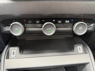 Citroën C4 145pk Hybride Plus (Camera - LED - Navigatie - Automatische Airco - Parkeersensoren - Apple Carplay) / 29