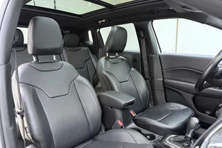 Jeep Compass 4xe 240 Plug-in Hybrid Electric S | Navigatie | Lederen bekleding | Panoramisch schuifdak | Keyless | Stoelverwarming | Zwart dak / 14