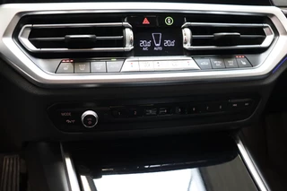 BMW 3 Serie Sedan 318i Executive Sport Line Automaat  / Live Cockpit Professional / Stoelverwarming / Parkeersensoren voor+achter / LED / 18 Inch / DAB / Climate Control / Shadow Line / Extra Getint Glas / Apple CarPlay / Cruise Control / Lichtpakket / 23