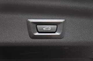BMW X1 sDrive20i Executive Automaat  / Navigatiesyteem / Panoramadak / Achteruitrijcamera / DAB / Extra Getint Glas / 17 Inch / Dakdraagsysteem / Travelpack / DAB / Sportstoelen / Parkeersensoren voor+achter / 36