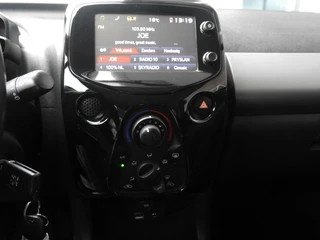 Peugeot 108 1.2 Puretech Allure Lichtmetalen velgen | Getint glas | Airco | Bluetooth | Touchscreen / 24