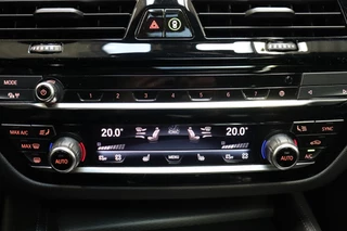 BMW 5 Serie Touring 520i High Executive M Sport Pakket Automaat  / Trekhaak / Panoramadak / Stoelverwarming / Nappa Leder / Comfortstoelen / Achteruitrijcamera / Apple Carplay / Driving Assistant / Cruise Control / Navigatie Professional / Adaptief Onderstel / 45