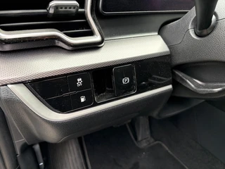 Kia Sportage 1.6 T-GDi Plug-in Hybrid AWD DynamicLine Luxury | Apple Carplay / Android Auto | Navigatiesysteem | Stoel + Stuurverwarming | Elektrisch Verstelbare Bestuurdersstoel | Licht + Regensensor | Parkeersensoren Voor + Achter | Camera Achter | Cruise Control Adaptief | Rijstrooksensor + Correctie | 19"Lichtmetalen Velgen / 12