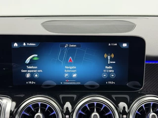 Mercedes-Benz GLB 200 Business Solution AMG Panoramadak | Camera | Full-Led | Sfeerverlichting | All-season / 21