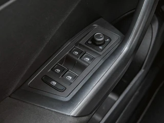 Volkswagen T-Roc 1.5 TSI Sport Business R | TREKHAAK | STOELVERWARMING | ADAPTIVE / 24