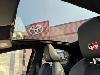 Toyota Yaris 1.5 Hybrid GR SPORT PANODAK STOEL/STUURVERW JBL-AUDIO HEAD-UP 18'' LM-VELGEN PARK-SENSOREN NAVI KEYLESS CAMERA APPLE/ANDROID NL-AUTO 1E-EIG / 14