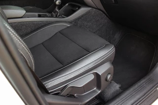 Volvo XC40 1.5 T3 Momentum Pro | 1e eigenaar | NL auto | Inc btw | Cruise control | Climate control | LED | Navigatie | Bluetooth | 18 inch | Trekhaak | Half leer | 163 pk / 17