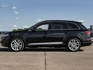 Audi Q7 3.0 TFSI quattro S-Line Panoramadak B&O Advanced Nachtzicht Luchtvering Leder ACC HUD Virtual Cockpit Soft-Close Achterasbesturing Trekhaak 21" / 7