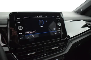 Volkswagen T-Roc 1.5 TSI 150pk DSG R-Line Business+ Black Style Trekhaak Camera IQ.Light Panoramadak Virtual Cockpit Navigatie / 34
