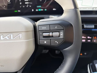 Kia EV6 GT-Line Business Edition 84 kWh | Rijdende Demo ! | Draadloos Apple Carplay / Android Auto | Navigatiesysteem | Elektrisch Verstelbare voorstoelen | Licht + Regensensor | Stoelverwarming+ Stoelkoeling  | Stuurverwarming | Elektrisch Bedienbare Achterklep | 19"Lichtmetalen Velgen | Lederen Bekleding. / 17