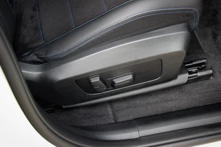 BMW iX1 xDrive30 67 kWh // 99,2% SoH | M-Sport | Panoramadak | Harman Kardon | HUD | 360 CAM | Massage| Elek. + Memory | Sfeerverlichting / 23