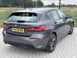 BMW 1-serie 118i Executive Edition | Carplay | PDC | Navi | Sportstuur / 2