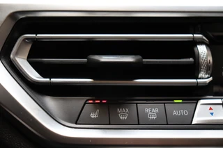 BMW 3 Serie Sedan 320i High Executive M Sport Pakket Automaat  / Live Cockpit Professional / Schuif-/kanteldak / Achteruitrijcamera / Stoelverwarming / DAB / Shadow Line / Apple CarPlay / LED / 19 Inch / Extra Getint Glas / 33