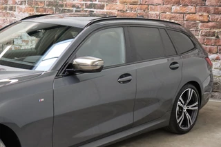 BMW 3 Serie Touring M340i xDrive High Executive M Sport Pakket Automaat  / Live Cockpit Professional / Panoramadak / Trekhaak / Individual Leder Merino / Driving Assistant / M Sport Differentieel / Harman Kardon / M Adaptief Onderstel / Safety Pack / Head-Up Display / 19 Inch / Stoelverwarming voor+achter / 8