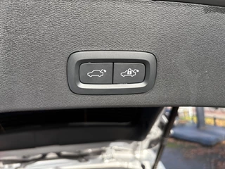 Volvo XC40 1.5 T4 Plug-in hybrid Plus Dark / Panorama-dak / Harman-Kardon / camera / stuur en stoel verwarming / 19