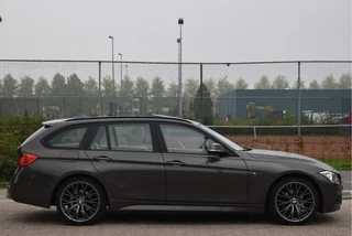 BMW 3 Serie Touring 320i xDrive High Executive M 184 pk  | Vol | HUD | Elekt.haak | Keyless | Open dak | Camera | LED/Xenon | LM-Velgen 19" / 5