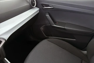 SEAT Arona 1.0 TSI Style Business Connect Automaat Trekhaak Stoelverwarming Virtual LED / 32