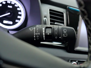 Kia Niro 1.6 GDi Hybrid DynamicLine | Trekhaak | All-seasonsbanden | Navigatie / 28