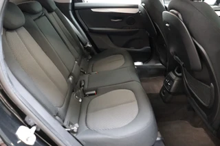 BMW 2 Serie Active Tourer 220i Executive Automaat  / Navigatiesysteem / Adaptieve LED koplampen / Hifi / Stoelverwarming / 16 Inch / Parkeersensoren voor+achter / Bluetooth / Cruise Control / Elektrische Achterklep / Verstelbare Achterbank / 16