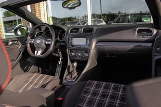 Volkswagen Golf Cabrio 2.0 TSI GTI | 2e eigenaar | DSG | Xenon | Stoelverwarming | Climatronic | Cruise control | Navigatie | Bluetooth | PDC | 18 inch Detroit | Origineel / 11