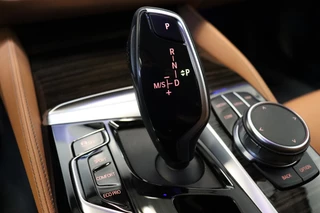 BMW 5 Serie Touring 520i High Executive Luxury Line Automaat  / Live Cockpit Professional / Laser Light / Cruise Control / Achteruitrijcamera / Stoelverwarming / Climate Control / Comfort Stoelen / Parking Assistant / 18 Inch / 21
