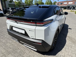 Toyota C-HR+ EXECUTIVE AWD 77 kWh NIEUW & DIRECT LEVERBAAR!! PREMIUM PACK PANO-DAK BLIND-SPOT PARK-SENSOREN 360° CAMERA STOEL/STUURVERW WARMTEPOMP EL-ACHTERKLEP / 6