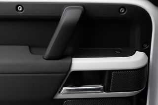 Land Rover | Defender 3.0 D250 110 MHEV SE | Luchtvering | Groot Infotainmentscherm | Premium Audio by Meridian | Black Pack | FULL LED | / 30