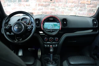 MINI Countryman John Cooper Works ALL4 Chili Automaat  / Navigatiesysteem Plus / Leder / Panoramadak / Harman Kardon / Stoelverwarming / Achteruitrijcamera / 19 Inch / Sportstoelen / Parkeersensoren voor+achter / Climate Control / Head-Up Display / 15