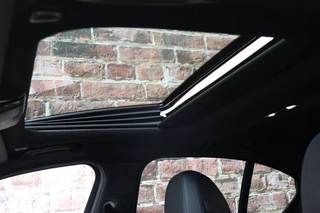 BMW 3 Serie Sedan 320i High Executive M Sport Pakket Automaat  / Live Cockpit Professional / Schuif-/kanteldak / Achteruitrijcamera / Stoelverwarming / DAB / Shadow Line / Apple CarPlay / LED / 19 Inch / Extra Getint Glas / 23