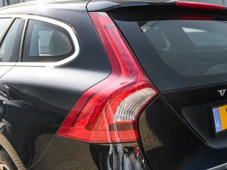 Volvo V60 2.4 D6 AWD Plug-In Hybrid Summum | Leder | Schuifdak | Keyless | Camera | Xenon | Stoelverwarmng / 26