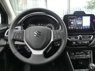 Suzuki S-Cross 1.4 Boosterjet Style Smart Hybrid NIEUWE AUTO, UIT VOORRAAD LEVERBAAR S-Cross Stijl uitvoering, 360 Camera, Climate control, Adaptive Cruise Control, Apple Carplay / Android Auto / 12