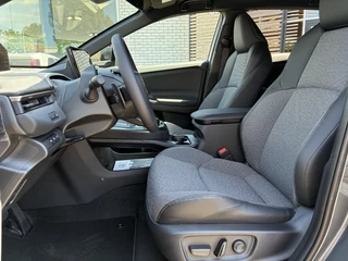Toyota bZ4X Touring DYNAMIC 75 KWH VOORRAAD VOORDEEL VAN €49.990 VOOR €47.300!!! BLIND-SPOT PARK-SENSOREN STOEL/STUURVERW APPLE/ANDROID 18" LM-VELGEN / 12