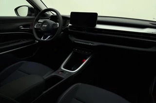 Jeep Avenger 1.2 e-Hybrid Summit Automaat | JBL Soundsystem | Navigatie | Elektrische achterklep | Keylee | Climate control | Camera | Draadloze telefoonlader / 17