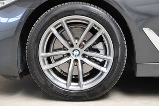 BMW 5 Series Touring 520i High Executive M Sport Pakket Automaat  / Navigatiesysteem Professional / Adaptieve LED-koplamp / Hifi / Climate Control / Parkeersensoren / Sfeerverlichting / Chrome Line / Sportstoelen / Cruise Control / Stoelverwarming / 9