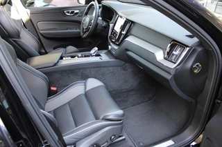 Volvo XC60 2.0 T6 Plug-in hybrid AWD Plus Black Edition  | Panoramadak | H/K | Camera | Leder / 39