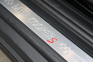 MINI Cooper S Cabrio Chili Automaat  / Navigatiesysteem / Leder / Climate Control / Harman Kardon / Parkeersensoren / LED / Sportstoelen / Windscherm / Cruise Control / 17 Inch / Lichtpakket / Bluetooth / 35