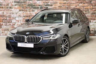 BMW 5 Serie Touring 520i High Executive M Sport Pakket Automaat  / Trekhaak / Navigatie Professional / Achteruitrijcamera / Comfortstoelen / DAB / Apple Carplay / Stoelverwarming / Adaptief Onderstel / Cruise Control / LED