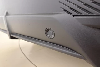 Peugeot 408 1.2 Hybrid 145 e-DCS6 Allure | Achteruitrijcamera | Dealer Onderhouden l Wireless Apple Carplay & Android Auto l TomTom Navigatie l DAB l Bluetooth l PDC l Camera l LED l Lichtmetalen Velgen / 12