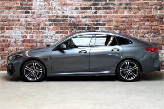 BMW 2 Serie Gran Coupé 218i High Executive M Sport Pakket Automaat  / Live Cockpit Professional / Panoramadak / Stoelverwarming / 18 Inch / Climate Control / Parkeersensoren / Bluetooth / DAB / Cruise Control / Lichtpakket / Extra Getint Glas / LED / 4