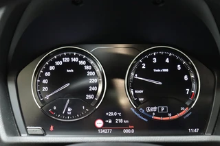 BMW X1 sDrive18i High Executive M Sport Pakket Automaat  / Navigatiesysteem Professional / Panoramadak / 18 Inch / LED / Stoelverwarming / Achteruitrijcamera / Extra Getint Glas / Harman Kardon / Shadow Line / Parkeersensoren voor+achter / 28