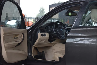 BMW 3 Serie Touring 320i xDrive High Executive M 184 pk  | Vol | HUD | Elekt.haak | Keyless | Open dak | Camera | LED/Xenon | LM-Velgen 19" / 39