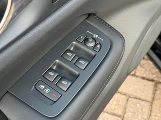 Volvo V60 2.0 T6 AWD Ultra Dark Panodak Leer H&K Head up / 30