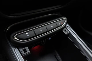 Fiat 600 1.2 Turbo 145pk Hybrid Automaat Sport | DEMO | Tot 8 jaar garantie | Navigatie | Achteruitrijcamera | Elektrische achterklep | LED Matrix koplampen | Sportief interieur | 18" Lichtmetalen velgen | Zwart dak / 38
