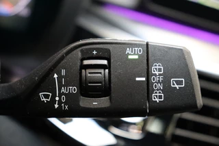BMW 5 Serie Touring 520i High Executive M Sport Pakket Automaat  / Trekhaak / Panoramadak / Stoelverwarming / Nappa Leder / Comfortstoelen / Achteruitrijcamera / Apple Carplay / Driving Assistant / Cruise Control / Navigatie Professional / Adaptief Onderstel / 43