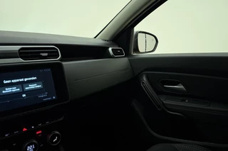 Dacia Duster 1.3 TCe 150 Journey Automaat | Navigatie | Camera | Keyless | Dakrails | Weinig kilometers | Hoge instap | Lichtmetalen velgen / 27