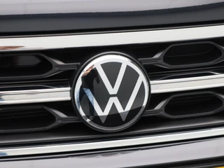 Volkswagen T-Roc 1.5 TSi 150 Pk Automaat R-Line Business | Trekhaak | Stoelverwarming | Camera | Adaptive Cruise | Carplay | Navigatie | 17 Inch | 20.604 Km !! / 13