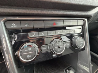 Volkswagen T-Roc 1.5 TSI Sport Business R-Line / Pano / ACC / Led / IQ Drive / Camera / Trekhaak . / 29