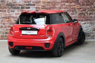 MINI Cooper Hatchback Chili Serious Business 3 deurs / Navigatiesysteem / Leder / John Cooper Works Exterieurpakket / Lichtpakket / Extra Getint Glas / Climate Control / Parkeersensoren / LED / Bluetooth / Cruise Control / Sportstoelen / 17 Inch / 5